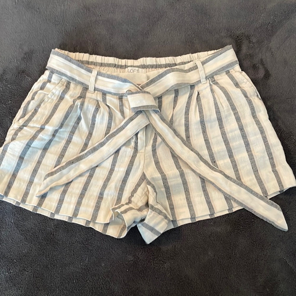 Women’s Loft Linen Short. Size 00. Cream and black strip. With linen belt.